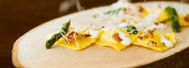 RAVIOLI DI RICOTTA E ASPARAGI CON, ASPARAGI, SPECK E SALSA ALLO ZAFFERANO