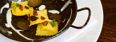 RAVIOLI RIPIENI DI RICOTTA, FUNGHI E TARTUFO CON SALSICCIA E SALSA DI PARMIGIANO