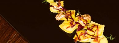 RAVIOLI RIPIENI DI RICOTTA RADICCHIO E NOCI CON SALSA DI ZENZERO E GUANCIALE