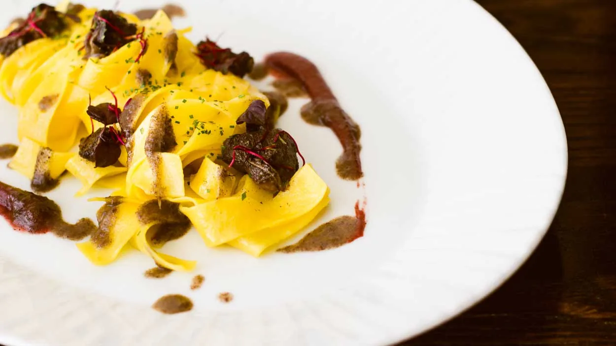 Pappardelle al ragù di cinghiale con salsa di barbabietola