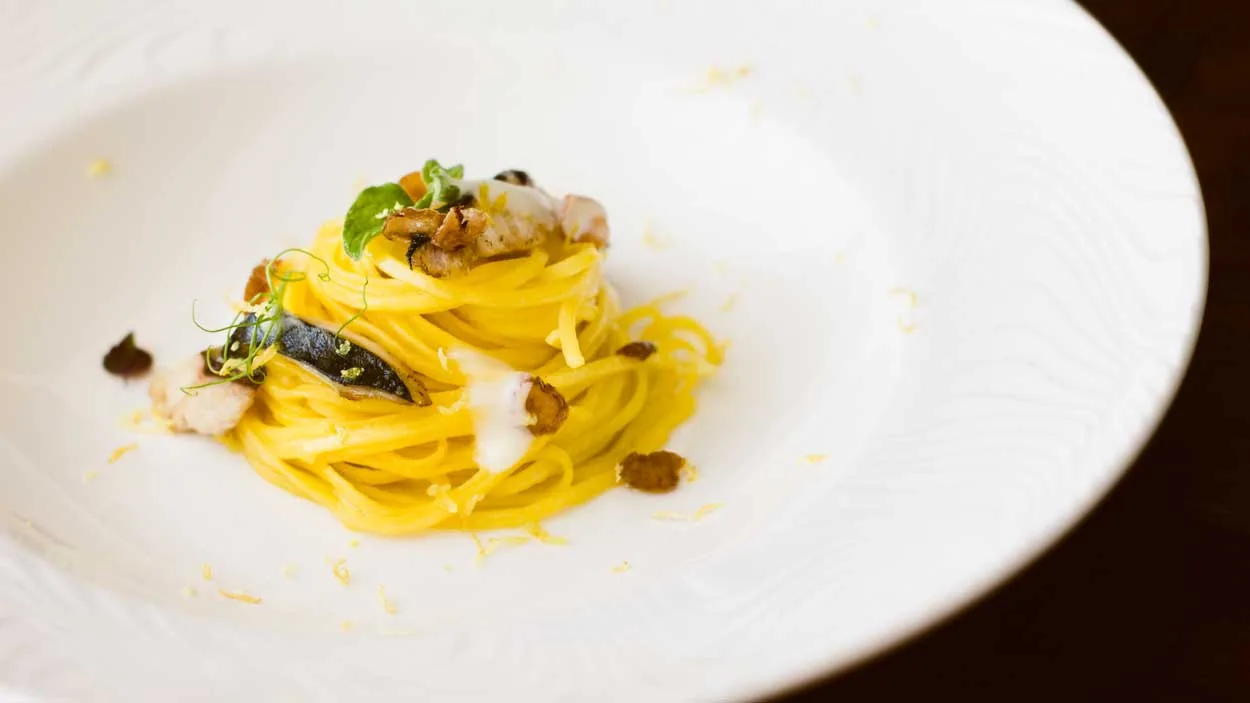 Nido di tagliolini con sgombro, mentuccia e salsa di porro