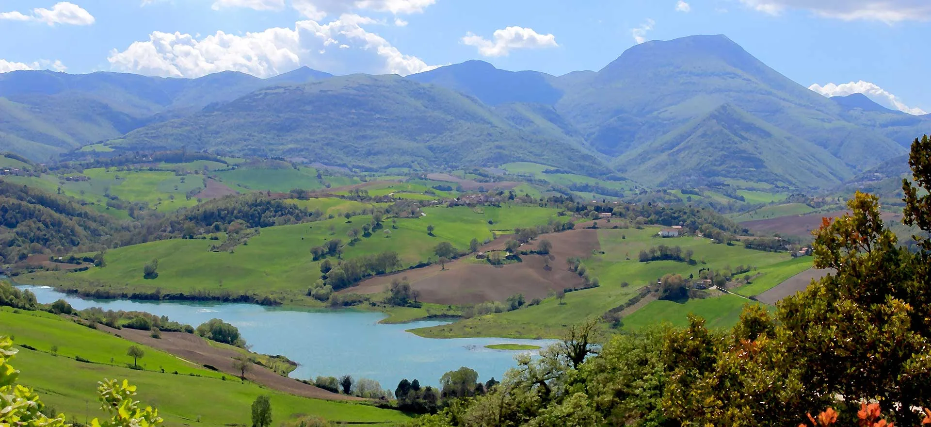 Il lago di Castreccioni sotto i monti