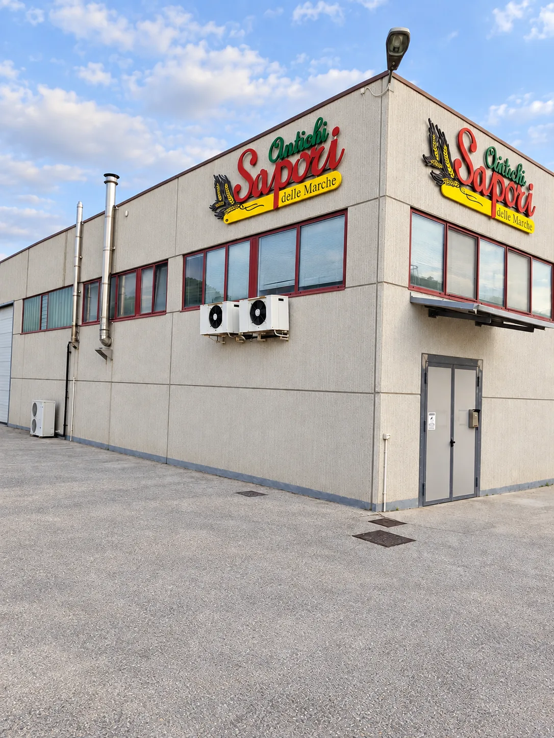 La facciata dello stabilimento Antichi Sapori a Grottaccia di Cingoli La facciata dello stabilimento Antichi Sapori a Grottaccia di Cingoli