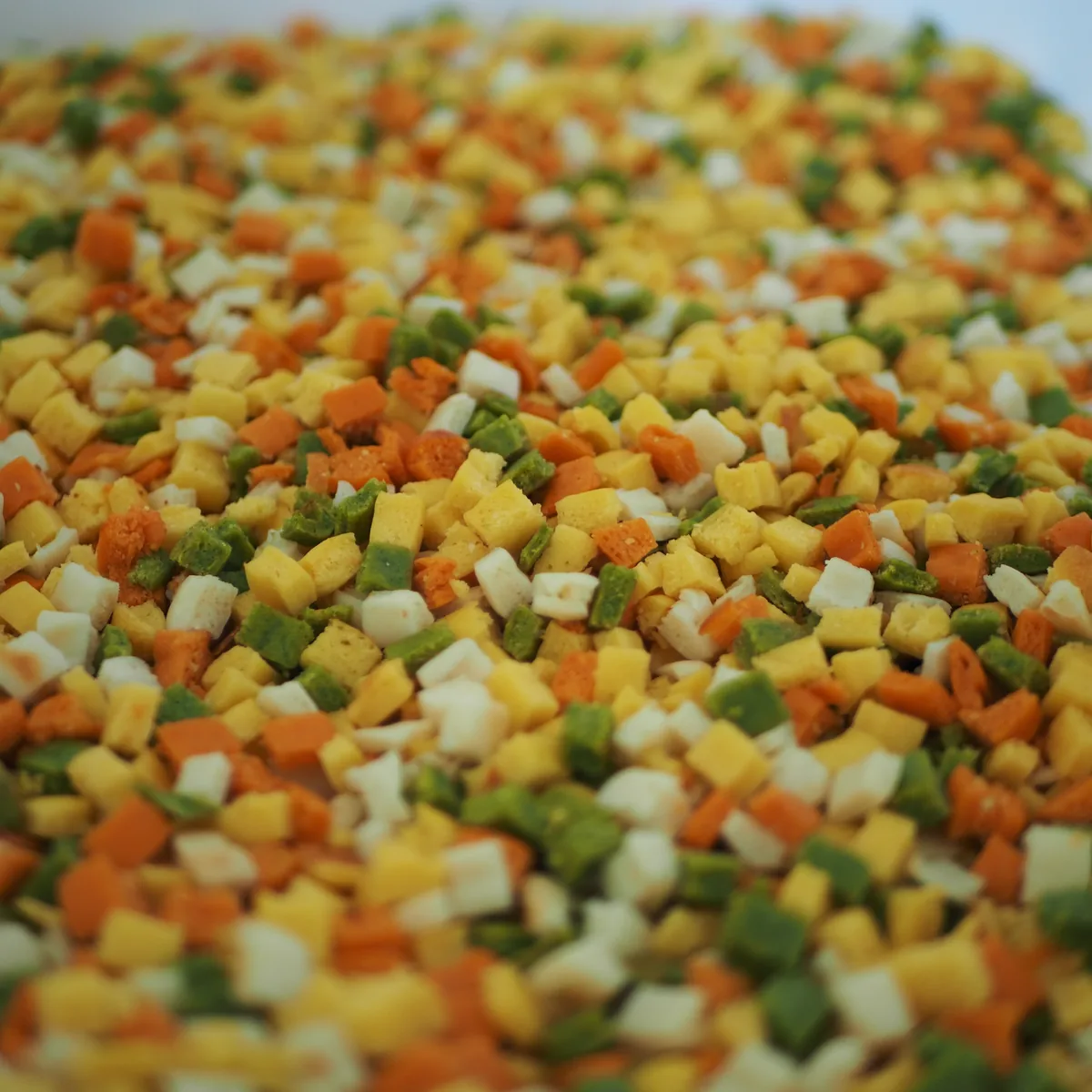 Cubetti di pasta reale gialli, rossi e verdi Cubetti di pasta reale gialli, rossi e verdi