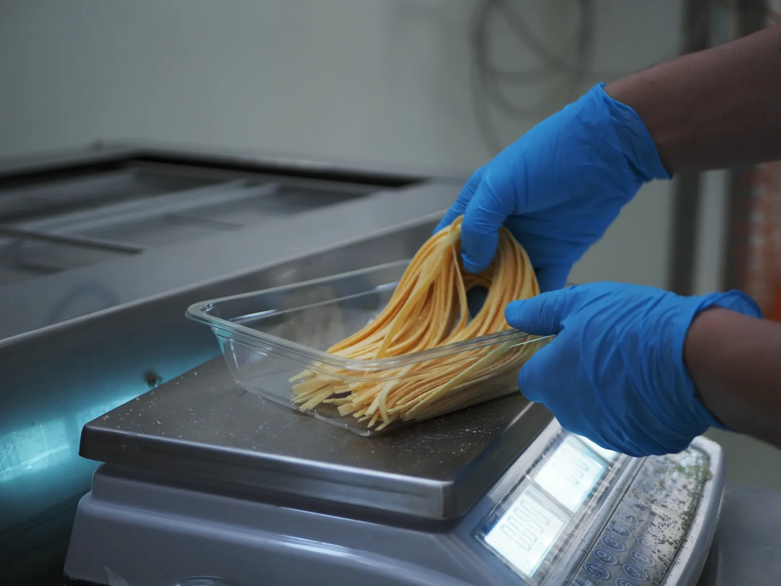 Un pastaio raccoglie la sfoglia Un pastaio raccoglie la sfoglia