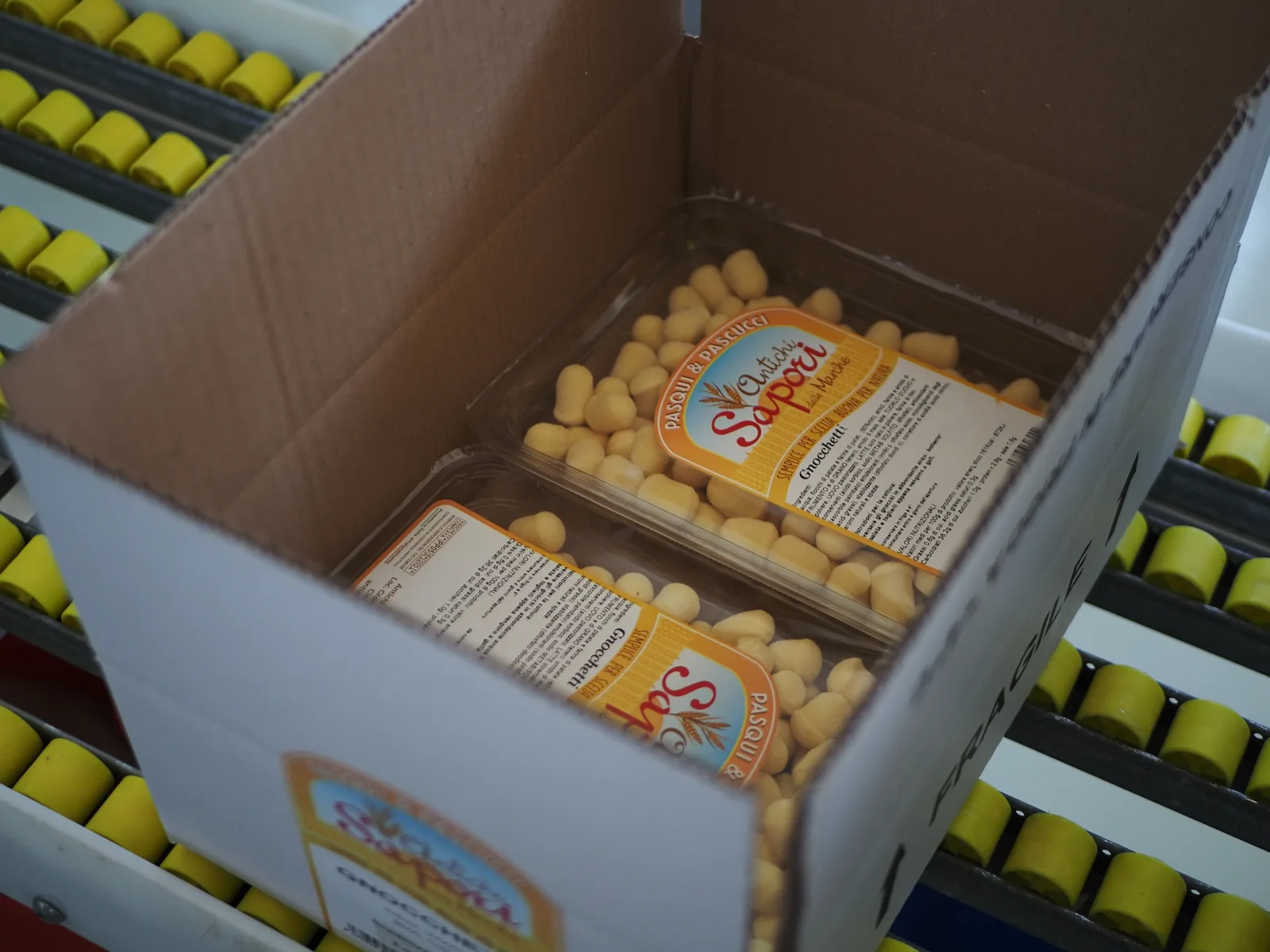 Vaschetta di tagliatelline pronta con l'etichetta