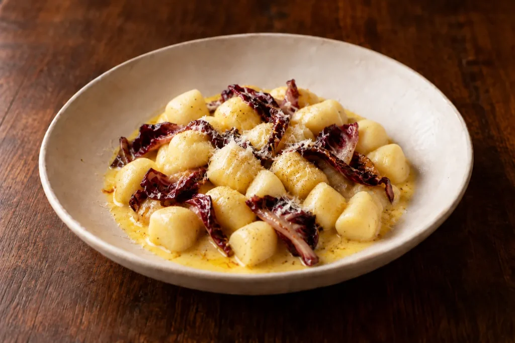 Gnocchi al radicchio e zafferano, foto illustrativa del piatto