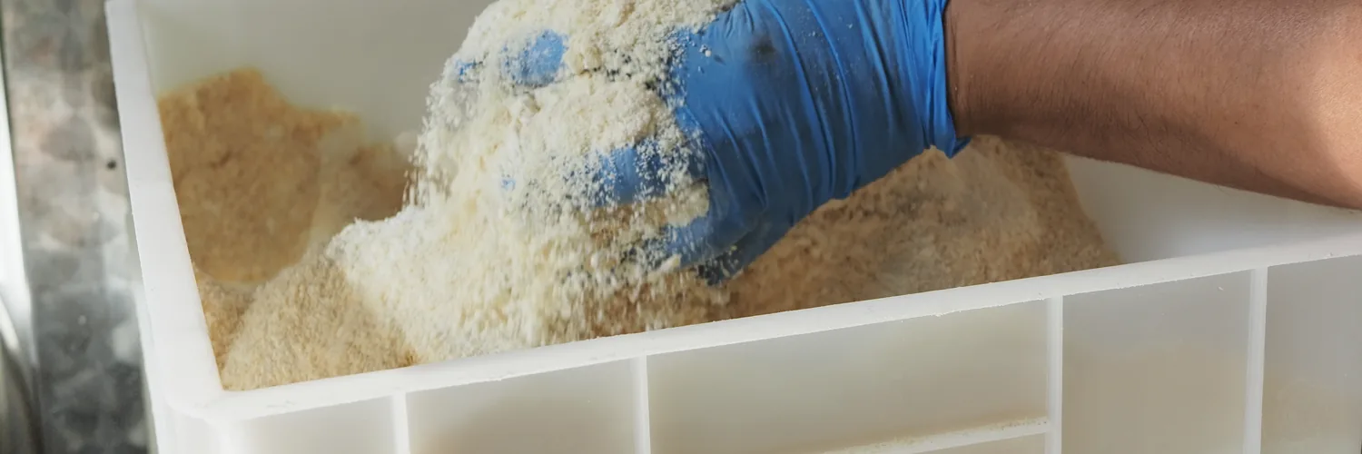 Mani che lavorano l'impasto di farina e uova Mani che lavorano l'impasto di farina e uova
